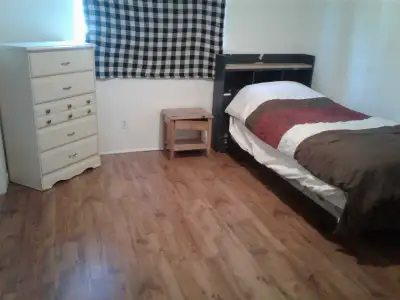 VERY LARGE MASTER BEDROOM FURNISHED WITH BED LINEN NIGHT TABLE DESK DRESSER KITCHEN LOOKING FOR A SI...