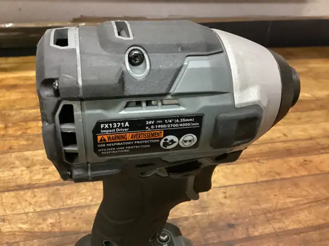 FLEX 24v MAX BRUSHLESS 3-SPEED 1/4”HEX QUICK EJECT IMPACT DRIVER in Power Tools in Barrie - Image 8