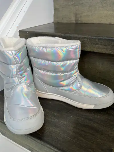 Girls winter boots Size :3, View more
