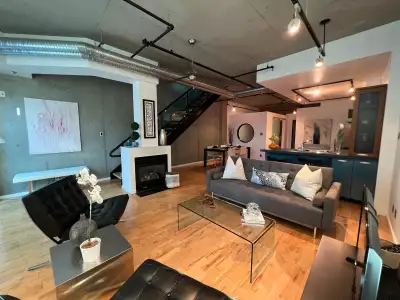 Modern, fully furnished 2 level executive townhouse in The Reef. Steps from Fisherman’s Wharf and Og...