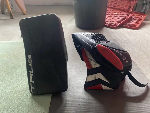 goalie blocker and catcher in Hockey in Lethbridge - Image 2