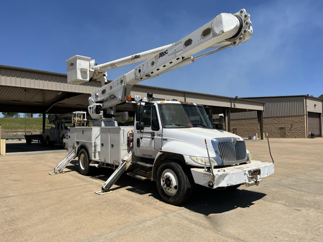 2013 International/  Altec AM55E Bucket Truck, in Other in Kapuskasing - Image 4