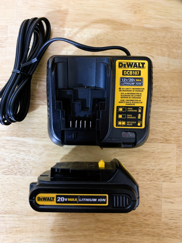 NEW DEWALT 20V Compact LED Display 1.5Ah Battery Kit in Power Tools in Barrie