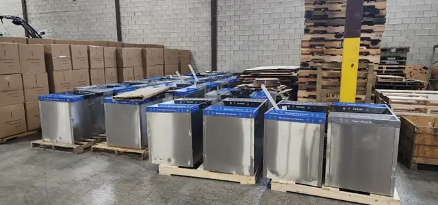 GARBAGE BINS FROM A SHOPPING CENTER in Other Business & Industrial in City of Toronto - Image 2