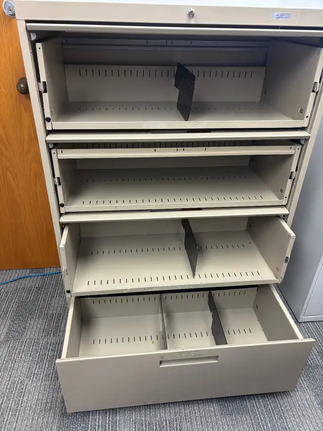 4 Drawers filing cabinet in Bookcases & Shelving Units in Ottawa - Image 3