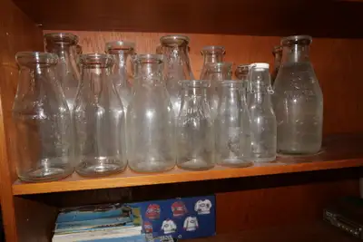 Lot de 15 bouteilles de lait en verre embossées20$ pour le lot, View more
