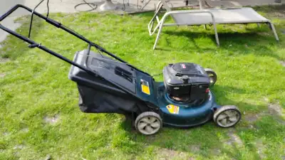 Lawnmower YardMachine 4.5 HP one pull to Star , View more