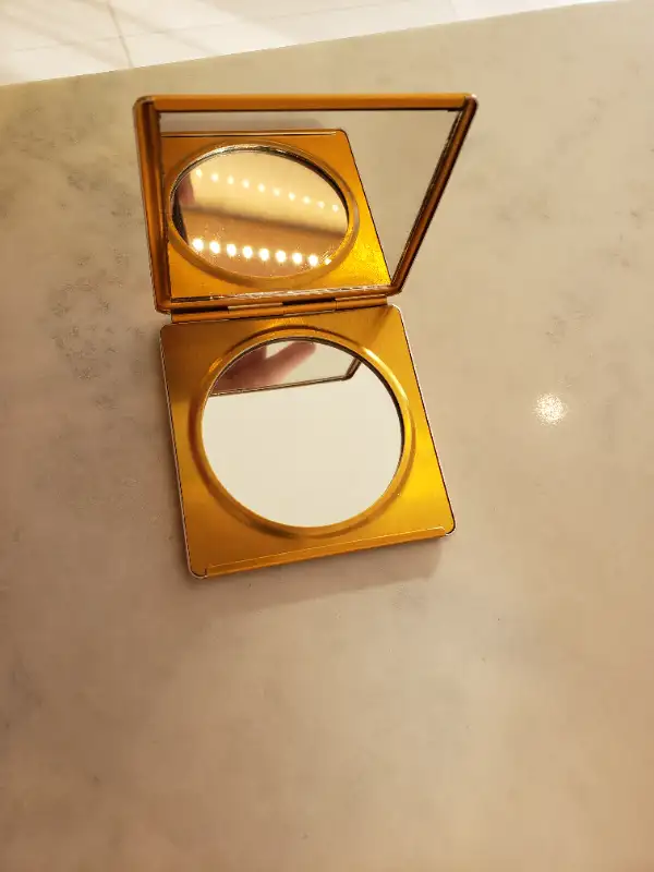 Vintage gold compact mirror in Women's - Other in Markham / York Region - Image 10