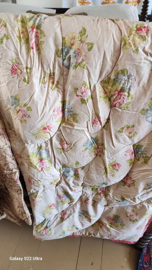 Antique Down Filled Quilts in Bedding in Ottawa - Image 5