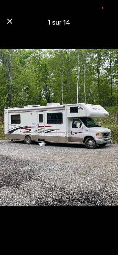 2003 Ford Regency E-450 SEULEMENT 76000km Slide-out cuisine et salon Bunk bed au dessus conducteur C...