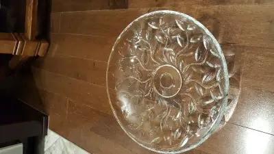 Large crystal bowl. Still in the box. Never used. Ideal for coffee table décor. Great wedding gift....
