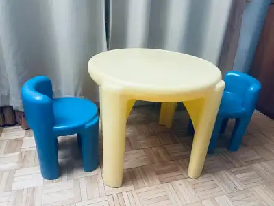 Table & 2 chaises pour enfants, View more