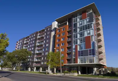 Lumineux condo 5 1/2 insonorisé avec stationnement int.