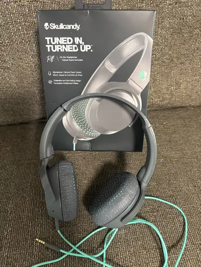 Listen to your favourite tunes with these previously owned Skullcandy Riff Headphones, delivering cr...
