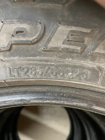 LT285/60R20 Demi usé, encore tres bon On vide le garage!