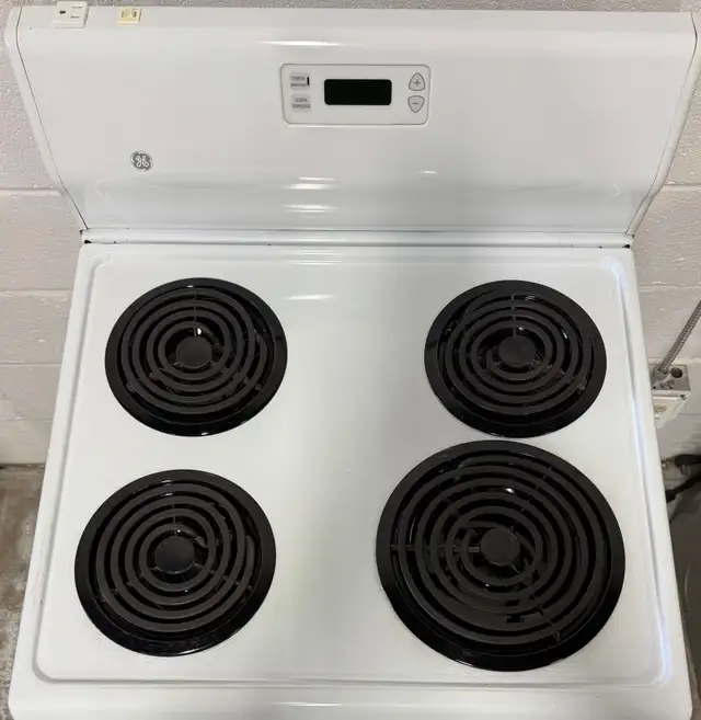 -Apartment Size Stove “GE” 24 inch in Stoves, Ovens & Ranges in Barrie - Image 4