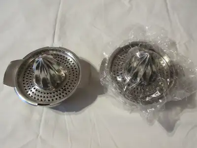 Presse-agrume en acier inoxydable neuf. Acheté pour donner en cadeau, mais cela n'a pas fonctionné!...