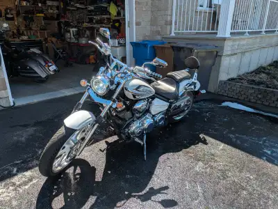 Moto en mint condition. Je veux pas m'en débarasser mais je ne suis qu'un pauvre petit étudiant. Hés...
