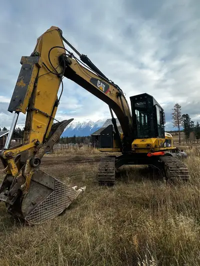 Cat Roadbuilder Ready to work Thumb, 2 Buckets 15,000 hrs