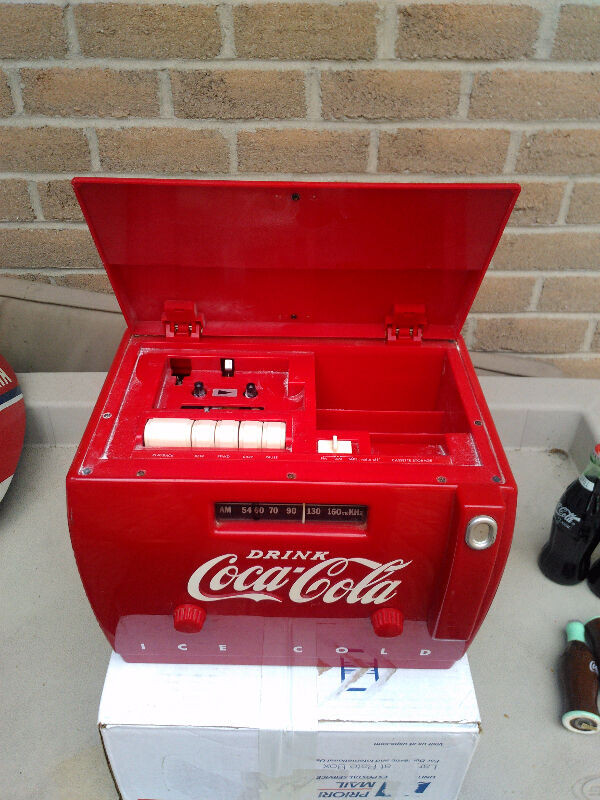 COCA COLA RADIO WITH TAPE PLAYER IN GOOD CONDITION COLLECTOR in General Electronics in Windsor Region - Image 3