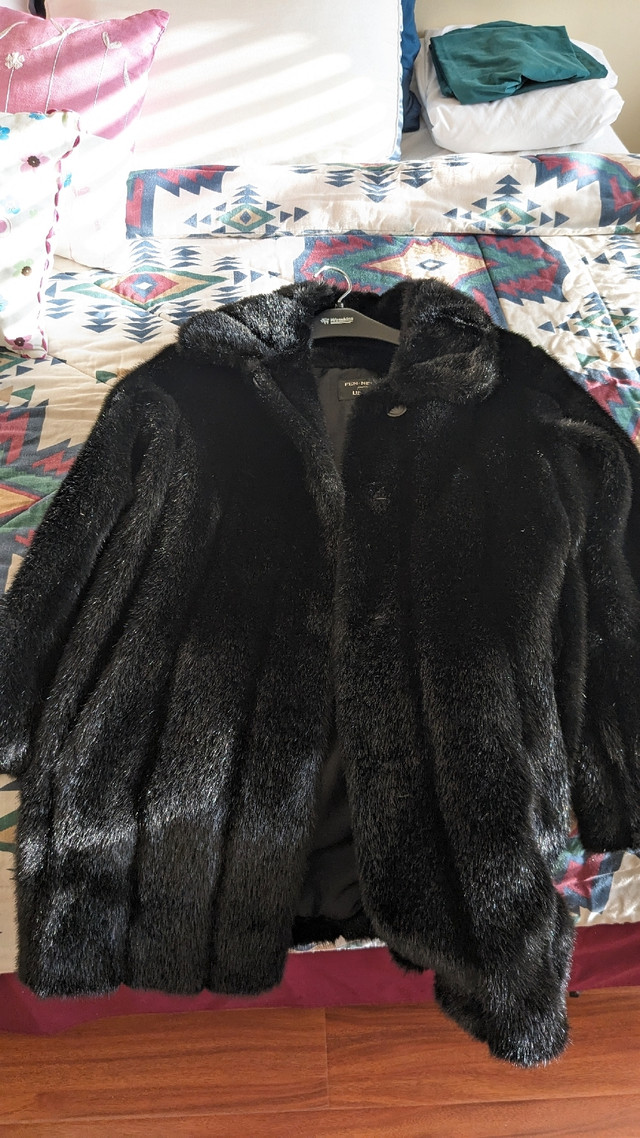 Faux Fur Coat (Small/Medium) in Women's - Tops & Outerwear in Mississauga / Peel Region - Image 4