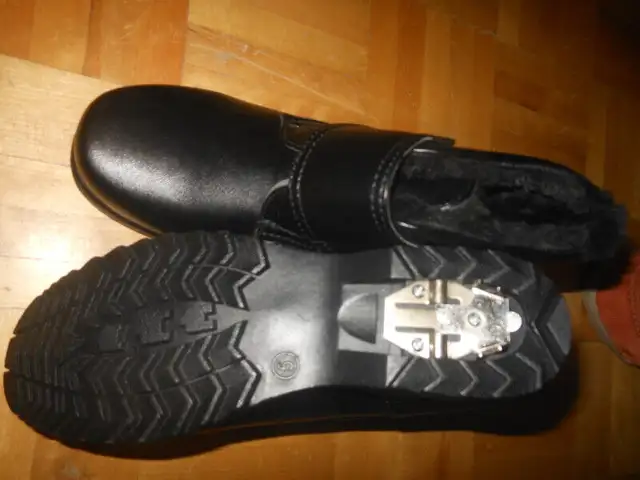 Winter boots in Women's - Shoes in City of Montréal - Image 6