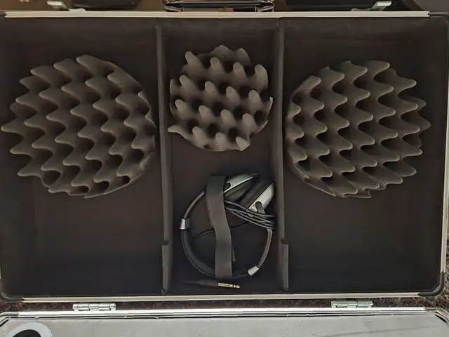 Dj mixer and case and cd players in Performance & DJ Equipment in Edmonton - Image 3