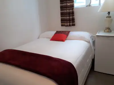 LONG/SHORT TERM UPSCALE ROOM RENTS TO PROFESSIONAL-WORKING MALE