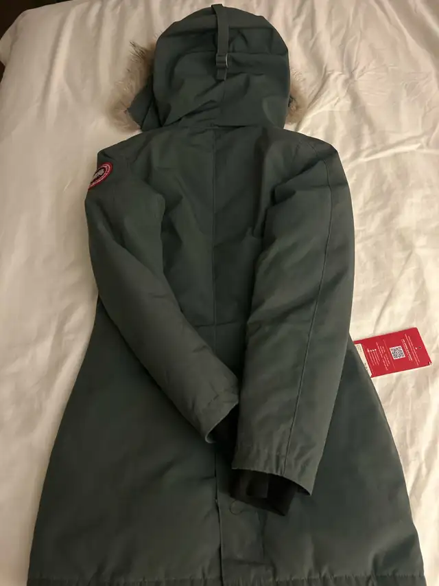 Canada Goose Parka in Women's - Tops & Outerwear in Oakville / Halton Region - Image 9