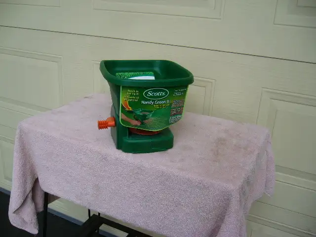 Epandeur Scotts a main. Vert. Tres propre. in Outdoor Tools & Storage in Longueuil / South Shore - Image 2