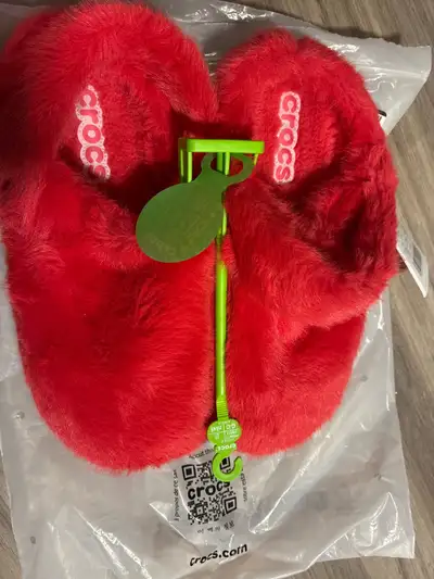 BNWT Crocs Classic Cozzzy Luxe Slipper M9 W11, View more