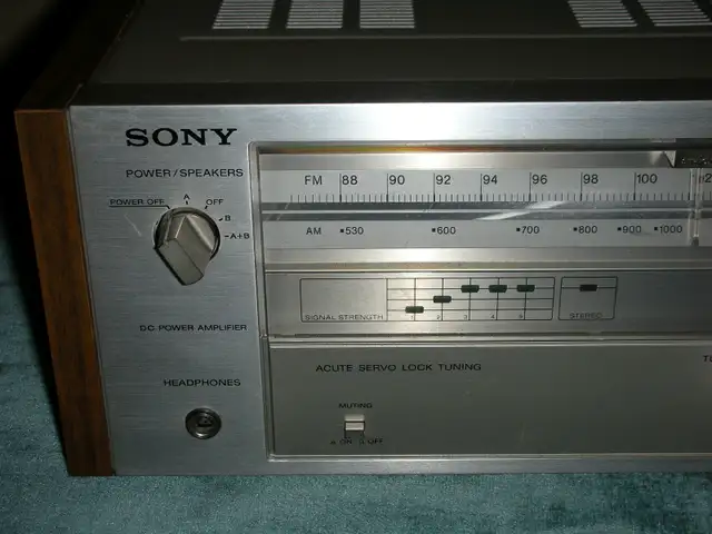 VINTAGE SONY AM/FM STEREO RECEIVER in Stereo Systems & Home Theatre in Calgary - Image 3