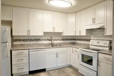 Century Park - Modern Newly Renovated 2 Bedroom Apt - August 1st