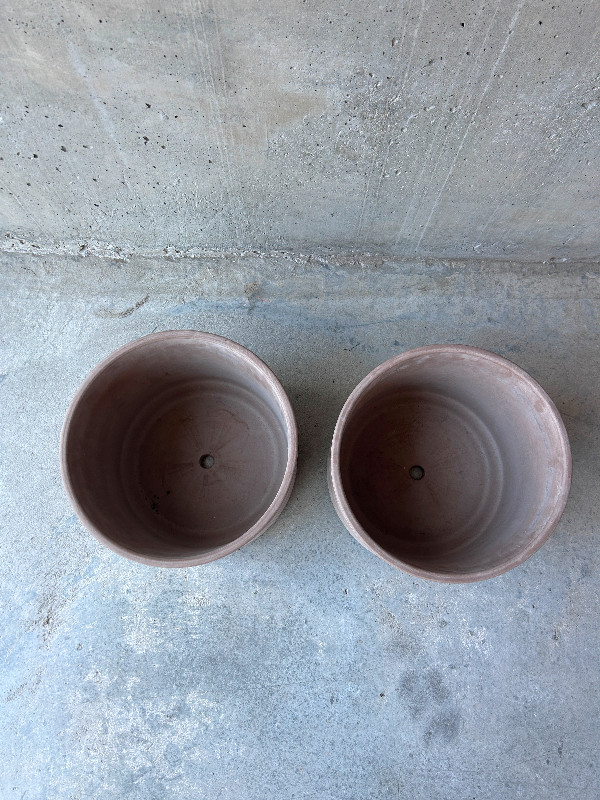 2x grey terracotta plant pots with drainage hole dans Plantes, engrais et terreaux  à Ville de Montréal - Image 2