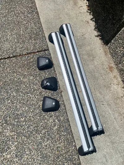 Roof racks for Defender. One corner piece missing doesn't use. Price firm.