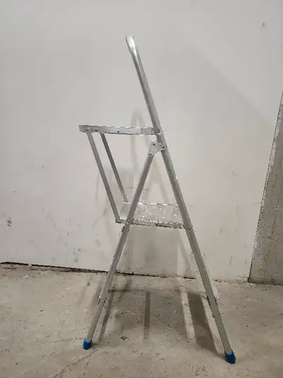 Folding aluminum step ladder