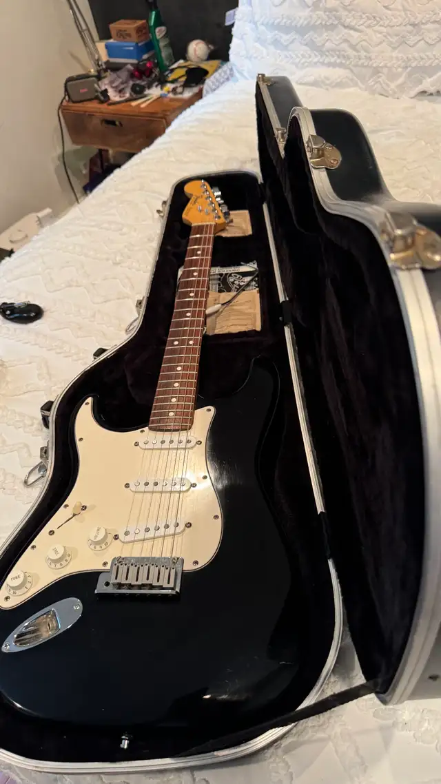 89’ Fender Stratocaster left handed in Guitars in Saint John - Image 3