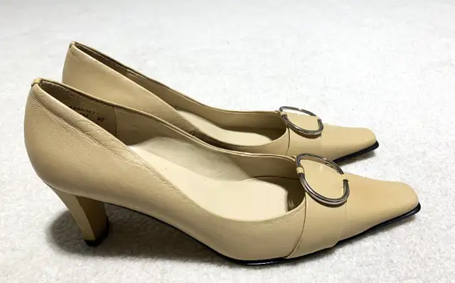 Daphne Womens Pump in Women's - Shoes in Kitchener / Waterloo - Image 2