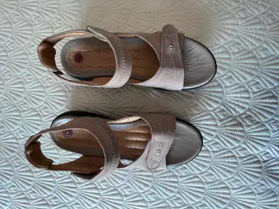 CLARKS SANDALS STYLE 60954 SIZE 9.5 MEDIUM WIDTH LEATHER UPPER, ADJUSTABLE , LIGHTLY USED PAID $100...