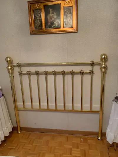 Tête de lit marque Peña Vargas en laiton doré pour lit double, View more