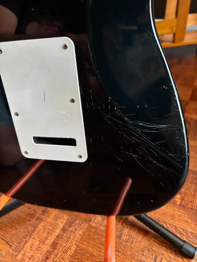 1994 Fender Stratocaster MIM with Hard Case in Guitars in Ottawa - Image 7