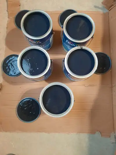 gallons neufs  de peinture noire, View more