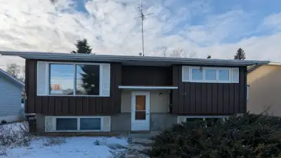 Move in ready! 4 bedroom Bi level home ! Perfect for a growing family. GREAT INVESTMENT PROPERTY wit...