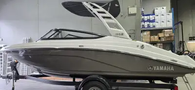 I am offering a pristine 2023 Yamaha 195S, a versatile and stylish boat perfect for watersports and...