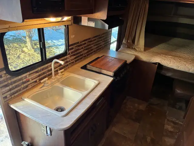Jayco Jayfeather X213 Travel Trailer, 2014 in Travel Trailers & Campers in Calgary - Image 5