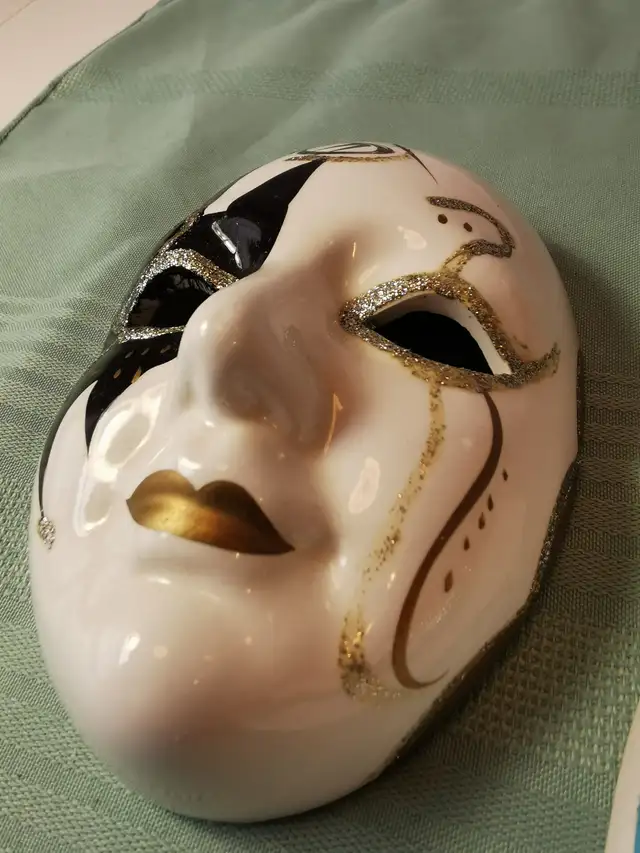 Two Painted Ceramic Masks Vintage made in Taiwan63234988434819124