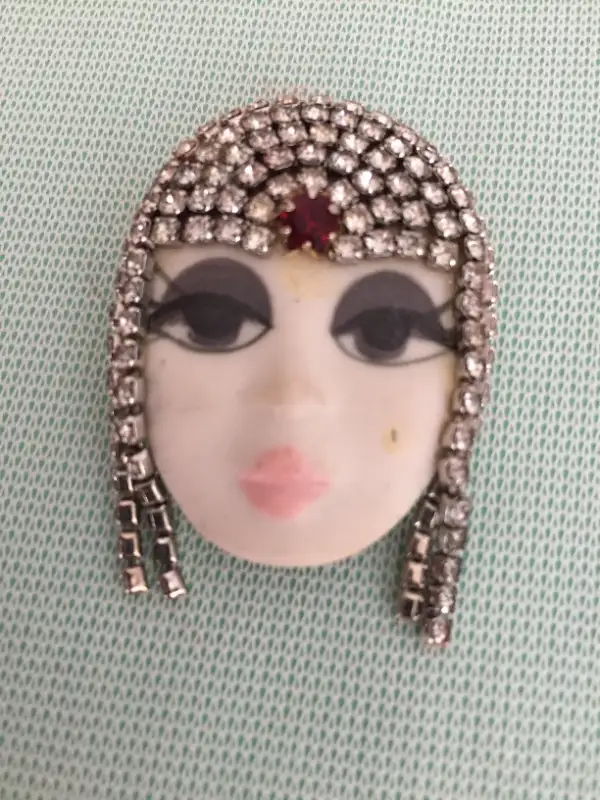 Vintage 80s Ceramic Rhinestone Mardi Gras Face Mask Pin Brooch in Jewellery & Watches in City of Toronto - Image 6