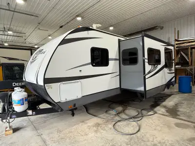 2018 HIGHLAND RIDGE OPEN RANGE ULTRA LITE 2704BH TRAVEL TRAILER. Hardwall, slideout, power awning, p...