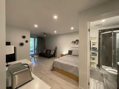 FOR RENT MASTER BEDROOM / STUDIO In A Condo Townhouse at DON MILLS / STEELES MONTH: $1400 OUTSIDE PA...