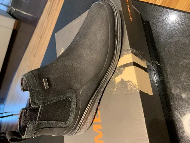 New in the box women’s Merrell boots 9.5 in Women's - Shoes in Bedford - Image 2